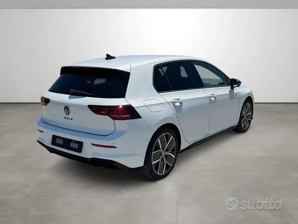 Nuova VW Golf VIII R-line Plus 150 CV (110 kW) 2026 Grigio Berlina