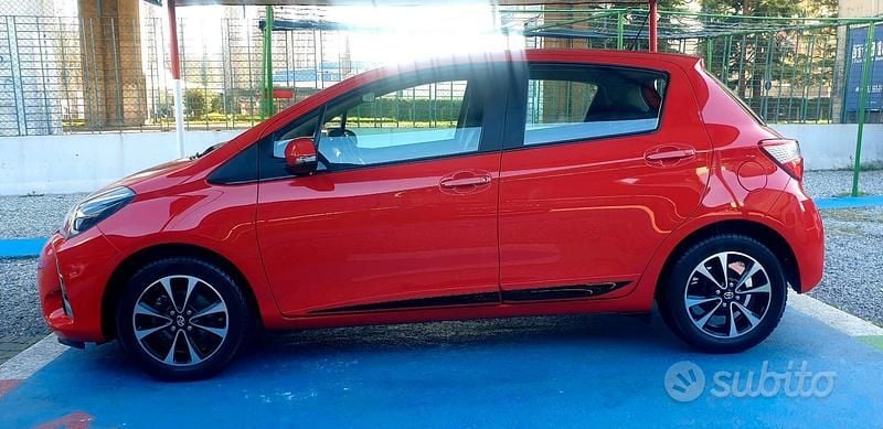 Usata Toyota Yaris 72 CV (52 kW) 2020 Rosso Berlina
