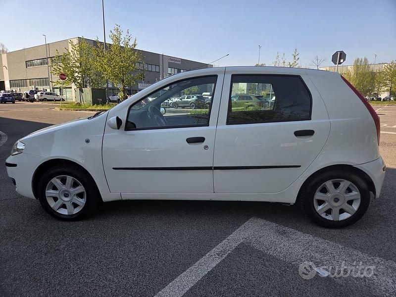 Usata Fiat Punto Emotion 80 CV (58 kW) 2004 Bianco Utilitaria