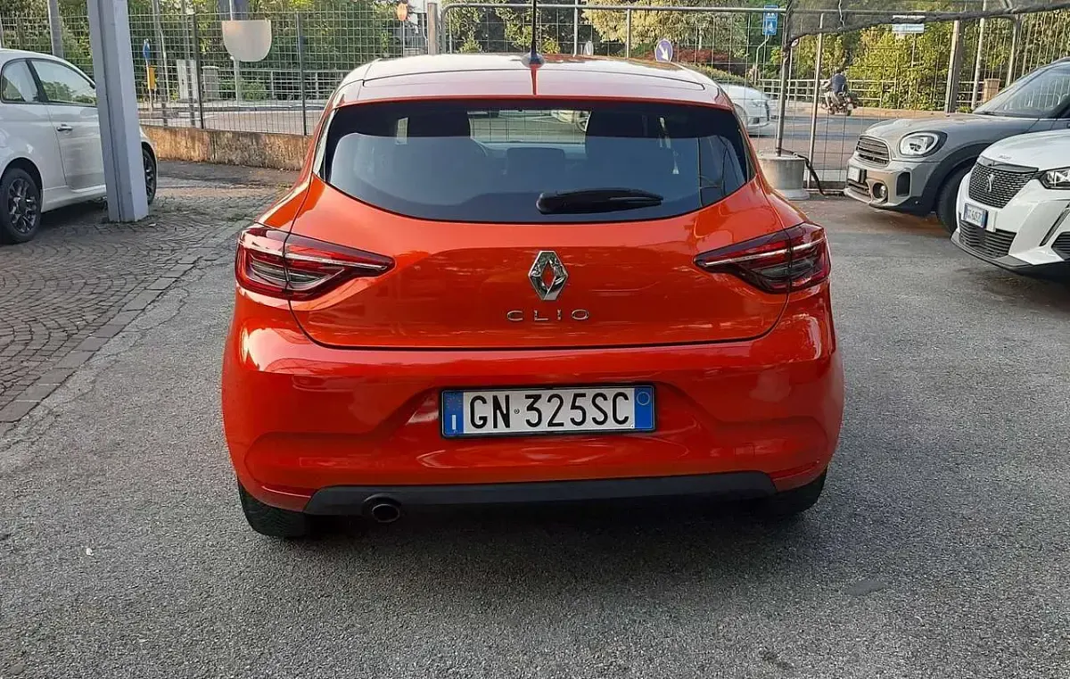 Usata Renault Clio V Equilibre 101 CV (74 kW) 2023 Arancione Berlina