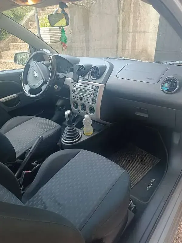 Usata Ford Fiesta Ghia 68 CV (50 kW) 2005 Argento Utilitaria