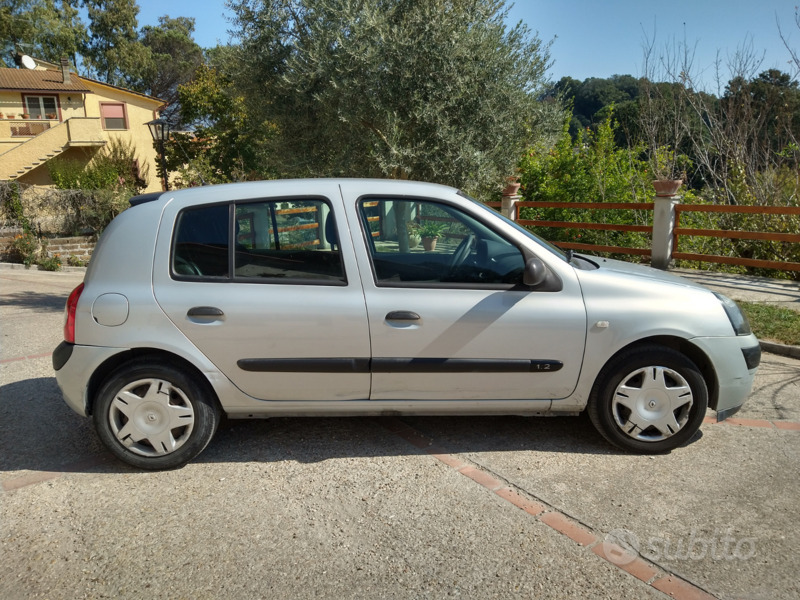 Usato 2003 Renault Clio II Benzin (1.800 €)