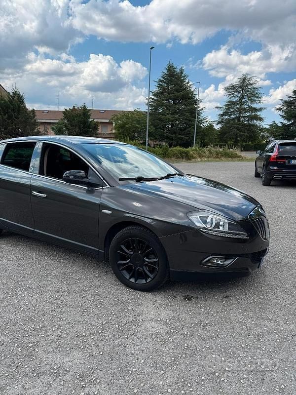 Usata Lancia Delta 150 CV (110 kW) 2010 Grigio Utilitaria