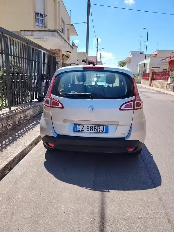 Usata Renault Scénic III 110 CV (80 kW) 2012 Grigio Monovolume