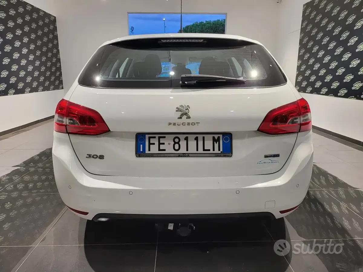 Usado Peugeot 308 100 CV (73 kW) 2016 Blanco Familiar