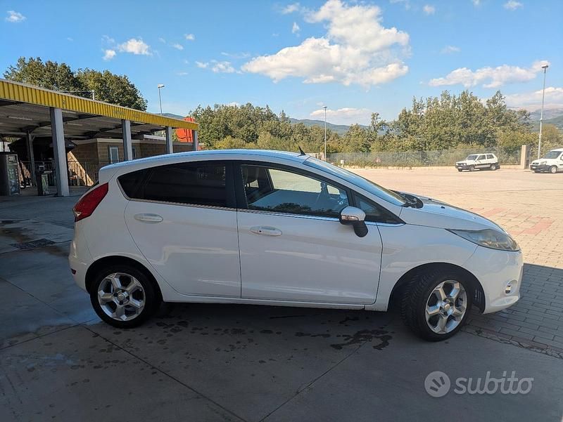 Gebraucht Ford Fiesta Titanium 96 PS (70 kW) 2010 Weiß Kleinwagen