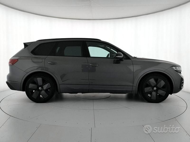 Usata VW Touareg R-line 231 CV (169 kW) 2024 Silicon grey metallizzato SUV