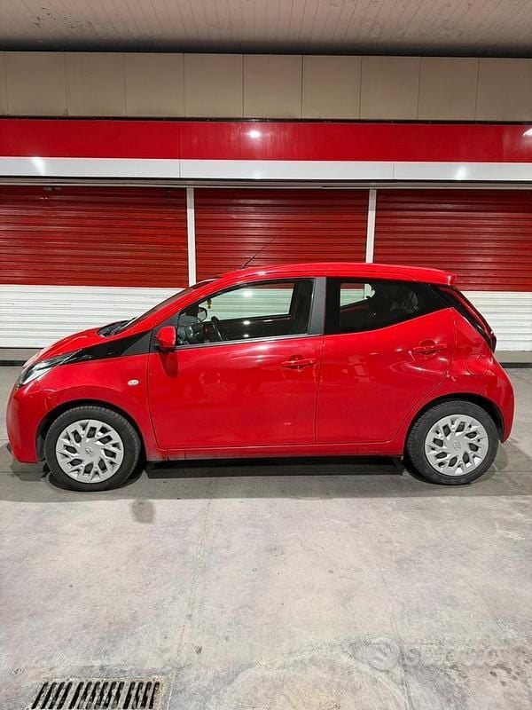 Usata Toyota Aygo 72 CV (52 kW) 2021 Rosso Utilitaria