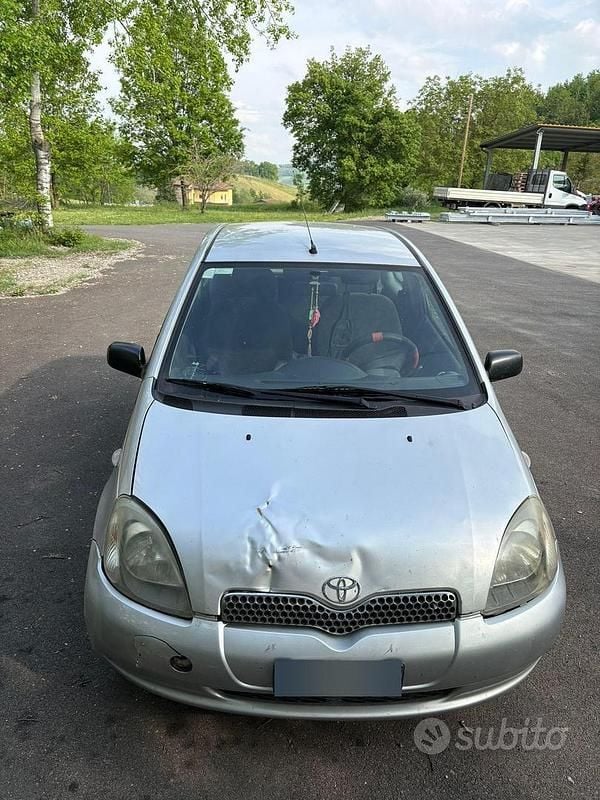 Usado Toyota Yaris 68 CV (50 kW) 2002 Gris Berlina