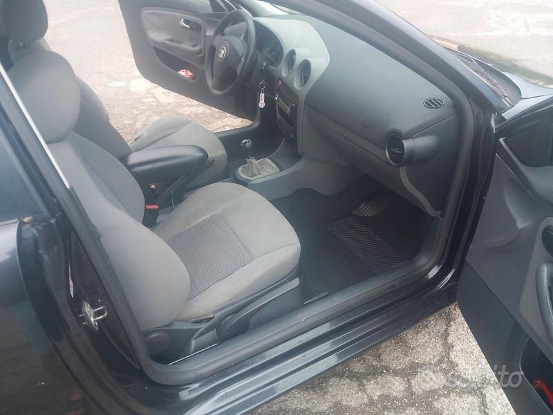 Nero Usata 2003 Seat Ibiza Tre volumi | 800 € (Buon prezzo) - Immagine 1/4