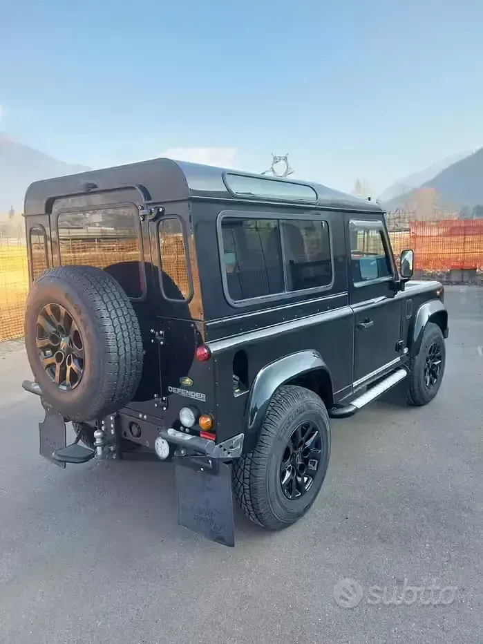 Usata Land Rover Defender 122 CV (89 kW) 2010 Nero SUV