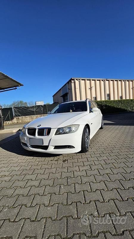 Begagnad BMW 318 143 HK (105 kW) 2008 Vit Kombi