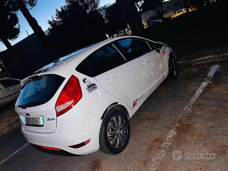 Usata Ford Fiesta 68 CV (50 kW) 2009 Bianco Utilitaria