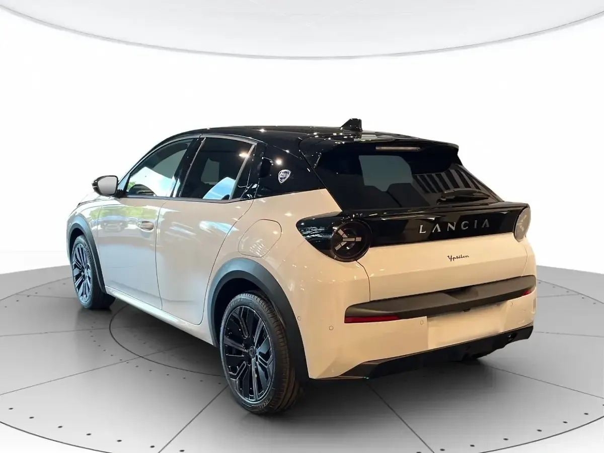 Nuova Lancia Ypsilon 110 CV (80 kW) 2026 Vernice bianco quarzo con tetto nero Utilitaria