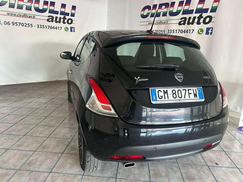 Usata Lancia Ypsilon Gold 69 CV (50 kW) 2023 Nero metallizzato Utilitaria