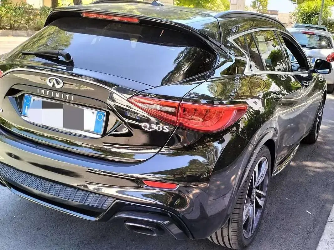Usata Infiniti Q30 Sport Tech 170 CV (125 kW) 2016 Nero Berlina