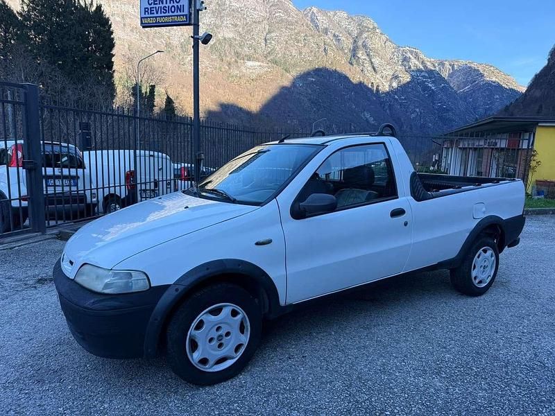 Usata Fiat Strada Trekking 80 CV (58 kW) 2004 Bianco