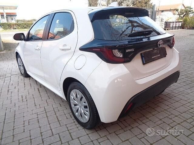 Usado Toyota Yaris Active 72 CV (52 kW) 2023 Blanco Utilitario