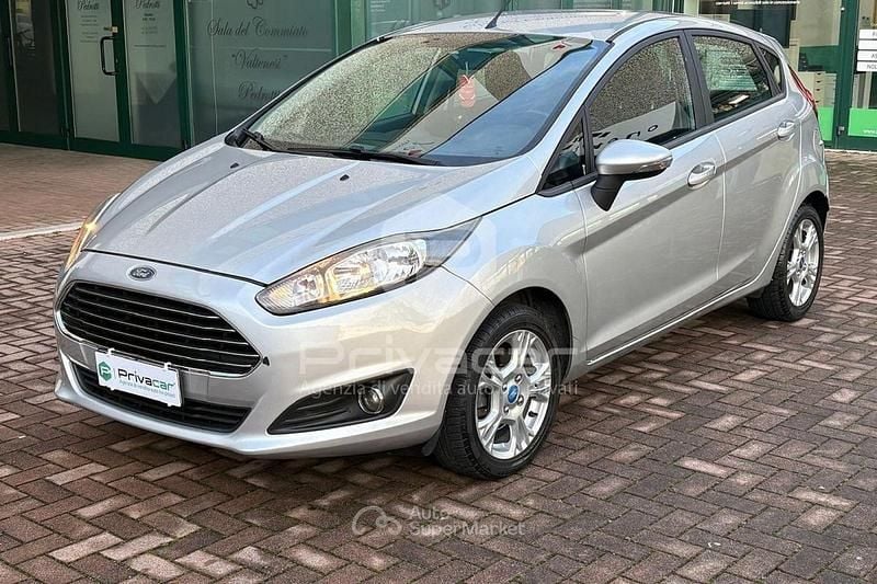 Usata Ford Fiesta 75 CV (55 kW) 2015 Bianco Utilitaria