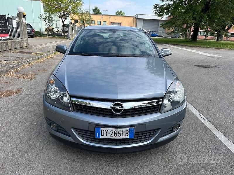 Usata Opel Astra GTC Enjoy 115 CV (84 kW) 2009 Grigio Coupé