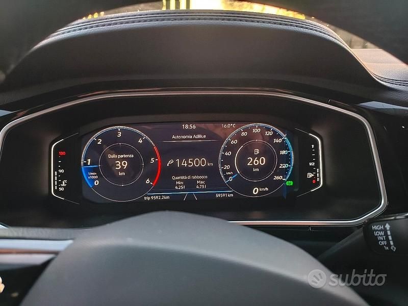 Usata VW T-Roc R-line 116 CV (85 kW) 2023 SUV