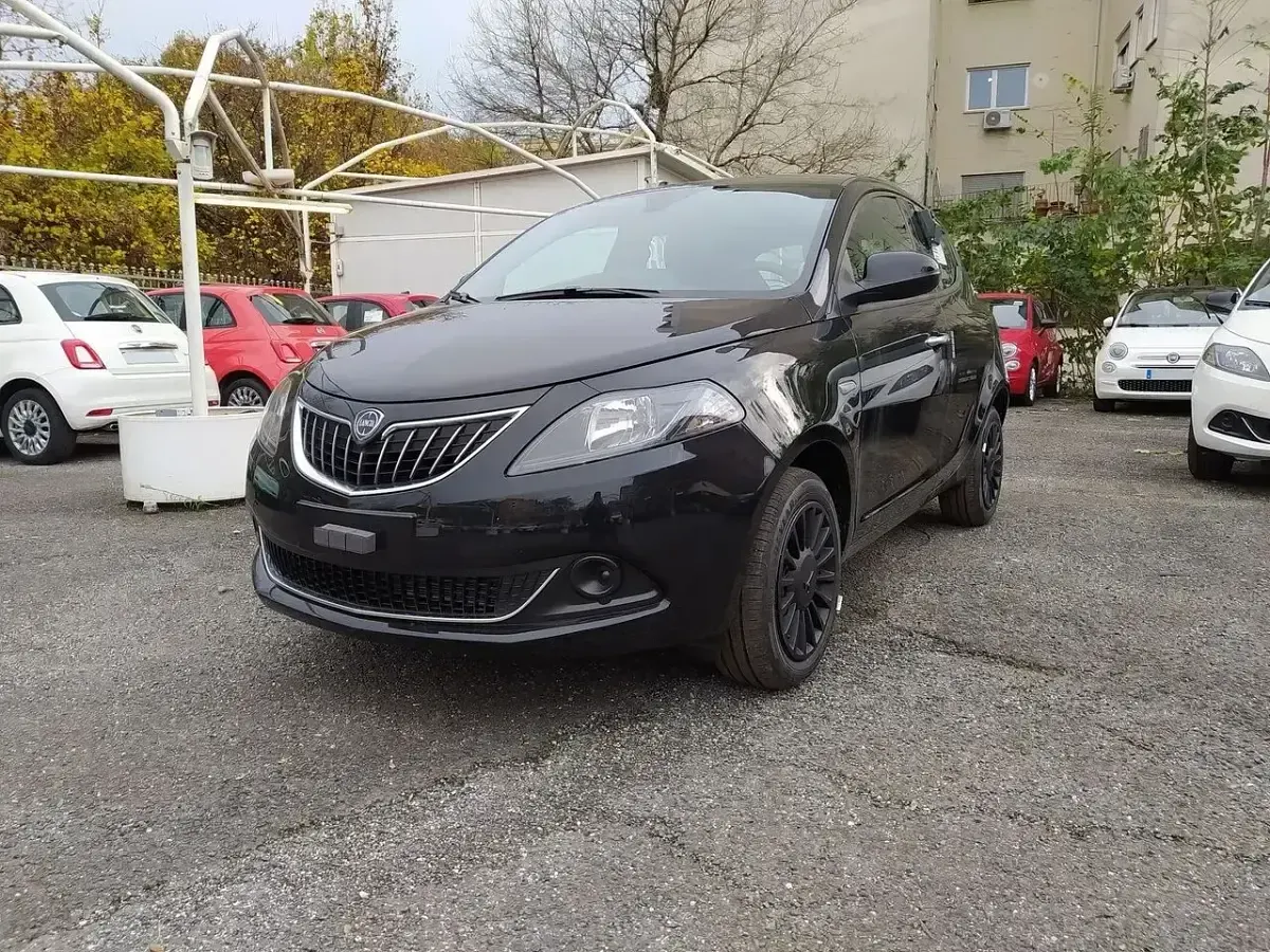 Usata Lancia Ypsilon Silver 70 CV (51 kW) 2023 Nero Utilitaria
