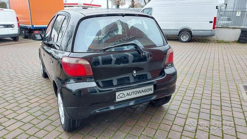 Usata Toyota Yaris 67 CV (49 kW) 2002 Nero Berlina