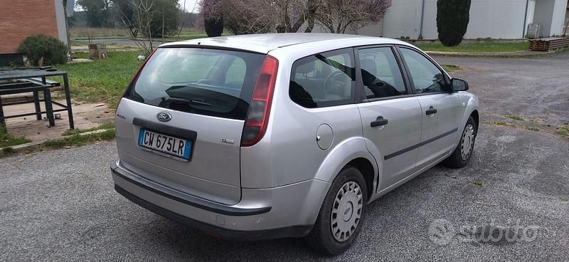 Usata Ford Focus 90 CV (66 kW) 2005 Grigio Station wagon