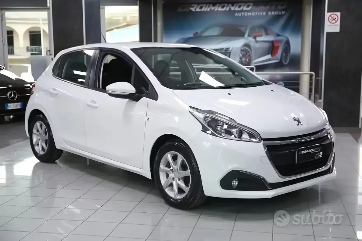 Gebraucht Peugeot 208 Active 82 PS (60 kW) 2017 Weiß Kleinwagen