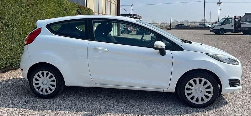 Usata Ford Fiesta Trend 79 CV (58 kW) 2013 Bianco Utilitaria