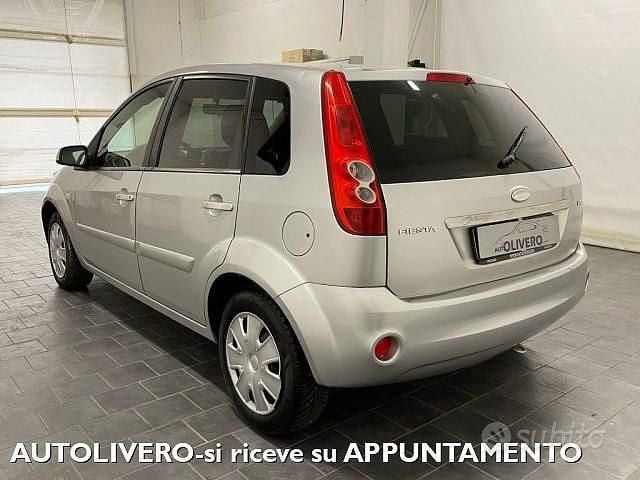 Usata Ford Fiesta 90 CV (66 kW) 2007 Grigio Utilitaria