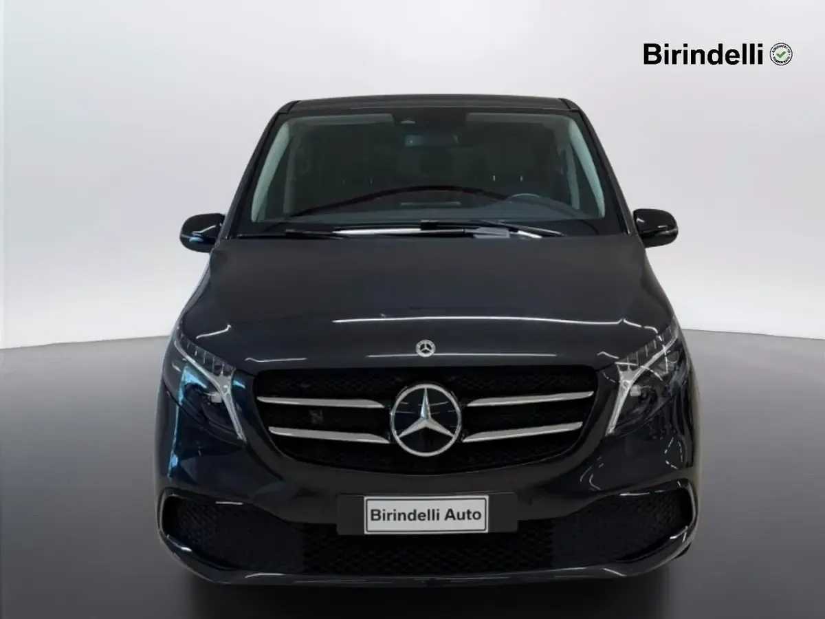 Begagnad Mercedes V300 Exclusive 237 HK (174 kW) 2023 Grå Minibuss