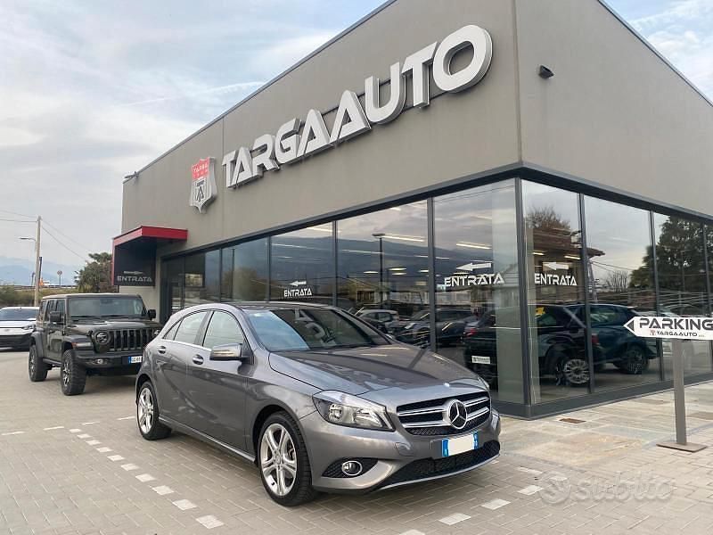Usata Mercedes A180 109 CV (80 kW) 2014 Grigio Berlina