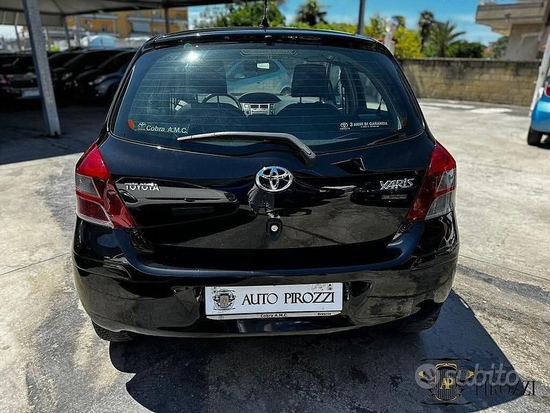 Usata Toyota Yaris 69 CV (50 kW) 2012 Nero Utilitaria