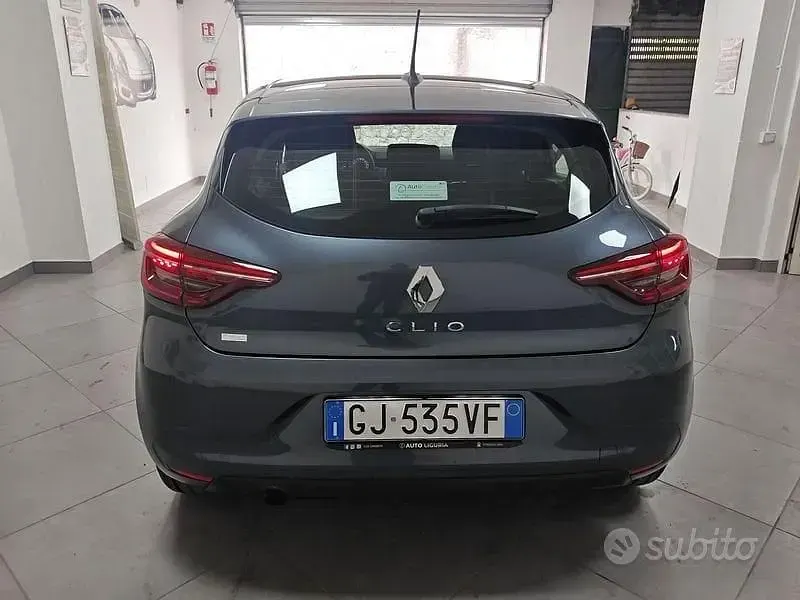 Käytetty Renault Clio V Techno 90 HP (66 kW) 2022 Harmaa Sedan