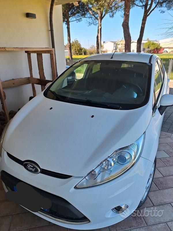 Usata Ford Fiesta 70 CV (51 kW) 2011 Bianco Utilitaria