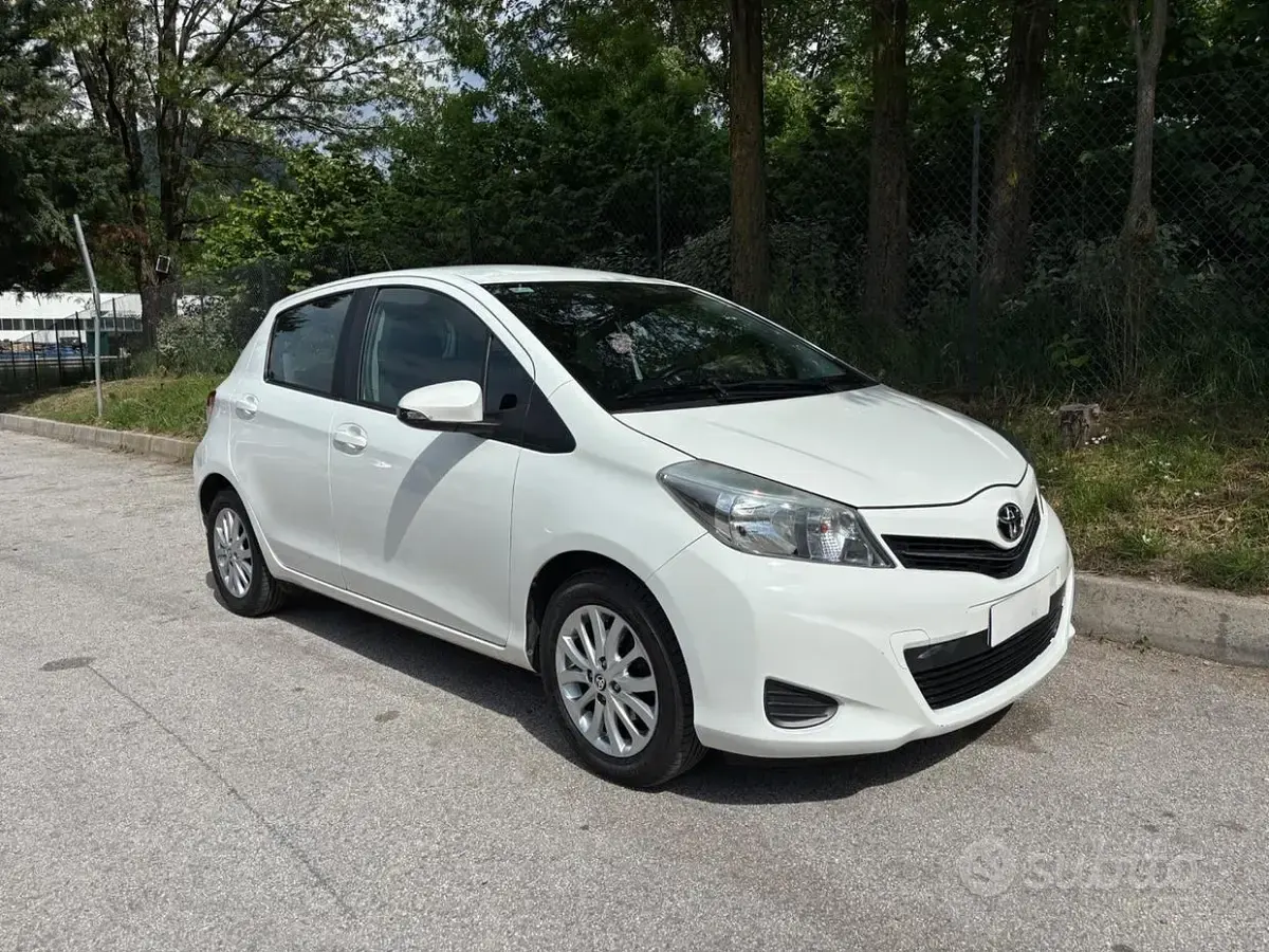 Usata Toyota Yaris Active 69 CV (50 kW) 2012 Bianco Utilitaria