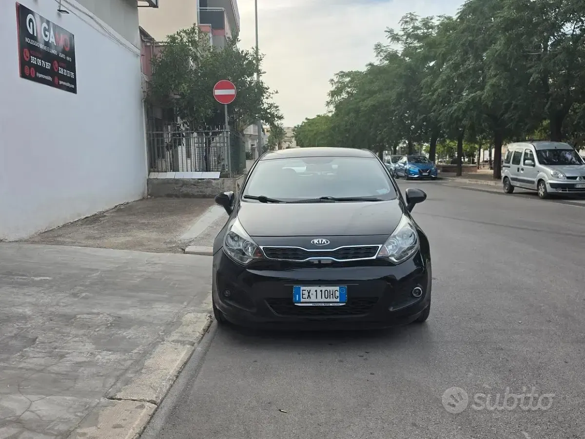 Usata Kia Rio 75 CV (55 kW) 2014 Nero Berlina