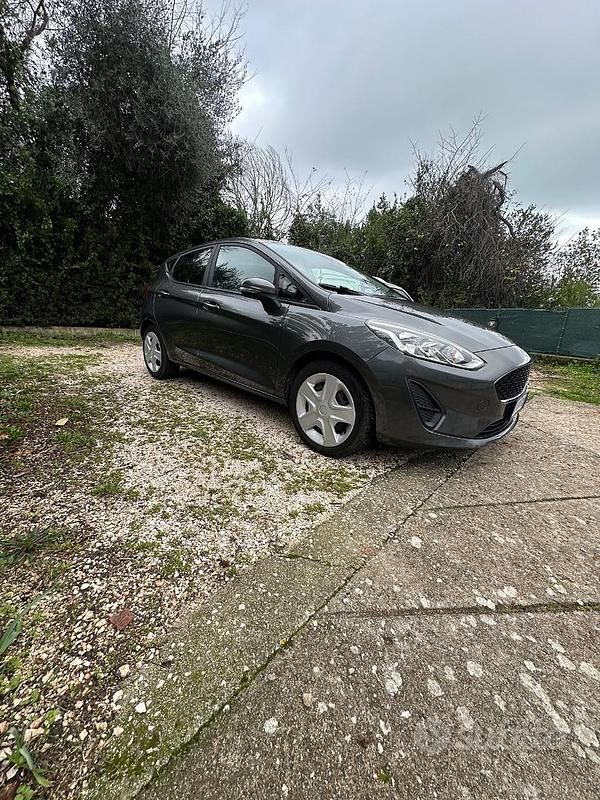 Usata Ford Fiesta 85 CV (62 kW) 2017 Grigio Berlina