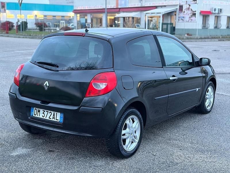 Usata Renault Clio II LE 75 CV (55 kW) 2008 Nero Berlina