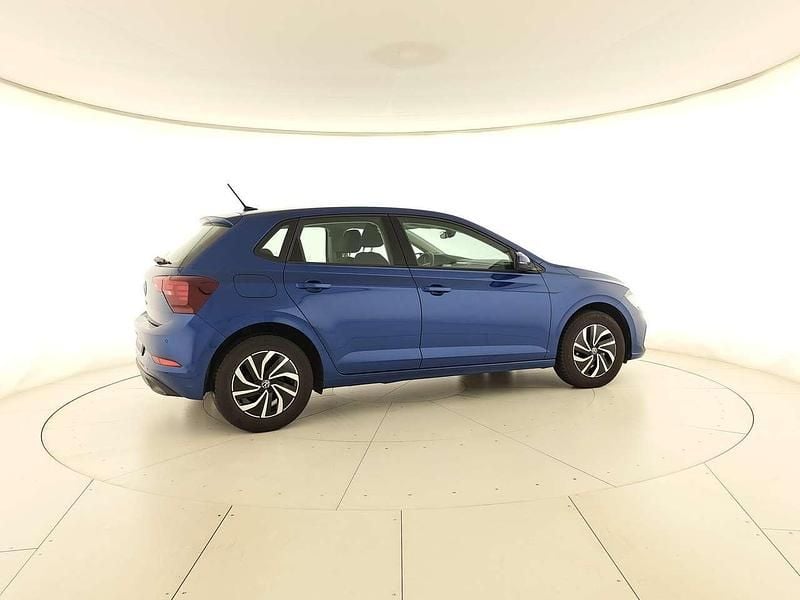 Reef blue metallizzato Usata 2023 VW Polo Life Tre volumi | 18.500 € (Buon prezzo) - Immagine 1/4