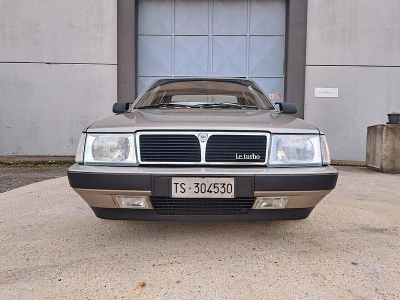 Usata Lancia Thema 166 CV (122 kW) 1987 Oro Berlina