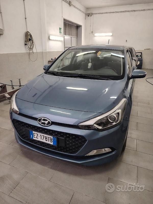 Usata Hyundai i20 Style 75 CV (55 kW) 2015 Grigio Utilitaria
