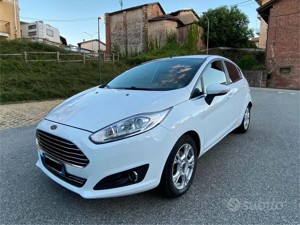 Usata Ford Fiesta 75 CV (55 kW) 2015 Bianco Utilitaria