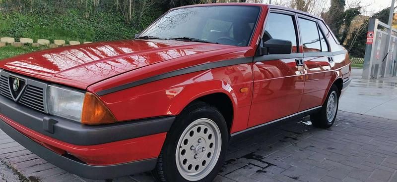 Usata Alfa Romeo 75 128 CV (94 kW) 1986 Rosso Berlina
