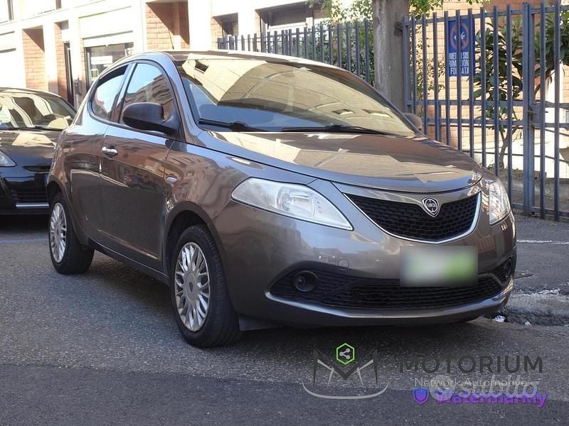 Usata Lancia Ypsilon 69 CV (50 kW) 2018 Grigio scuro Utilitaria
