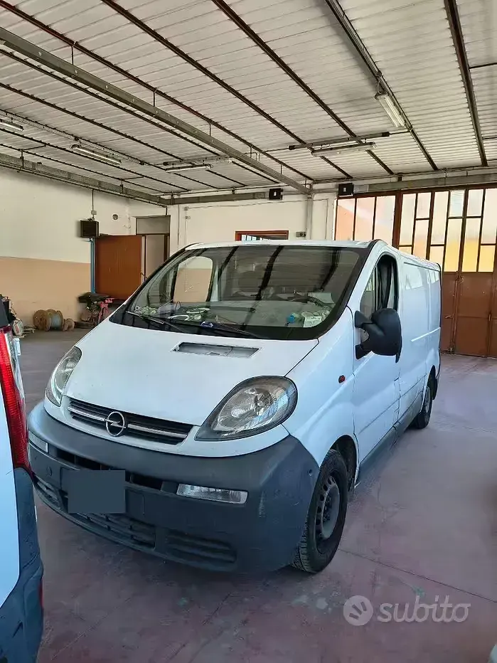 Usata Opel Vivaro 100 CV (73 kW) 2006 Bianco Monovolume