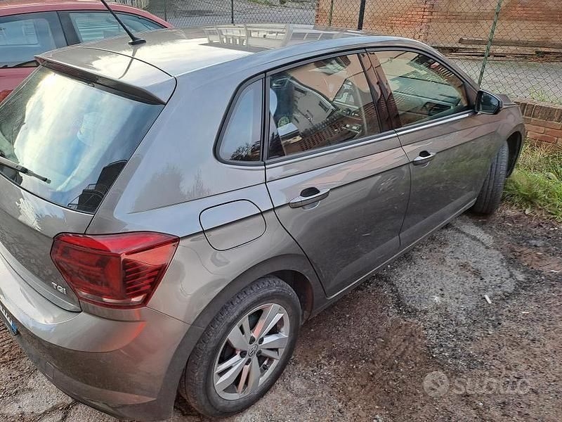 Usado VW Polo 90 CV (66 kW) 2019 Gris Berlina