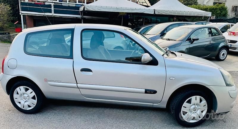 Usata Renault Clio II 75 CV (55 kW) 2005 Grigio Berlina
