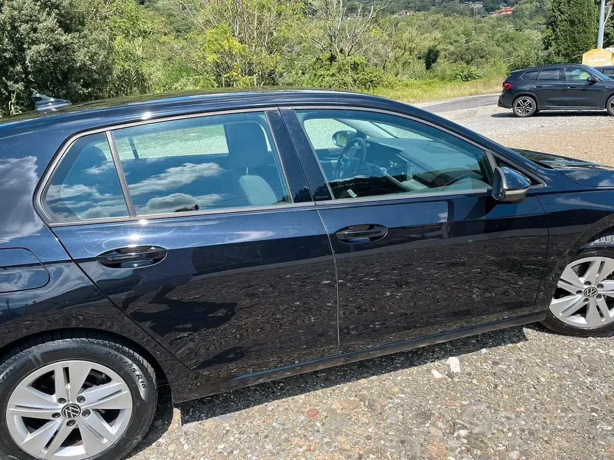 Usata VW Golf VIII Life 116 CV (85 kW) 2021 Nero Utilitaria